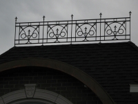 iron-anvil-railing-scrolls-and-patterns-repeating-circles-hopkins-belly-and-cat-walk-roof-highland-rail-1