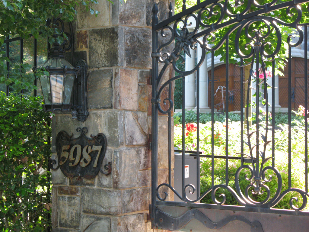 iron-anvil-gates-by-others-driveway-arch-by-safi-2
