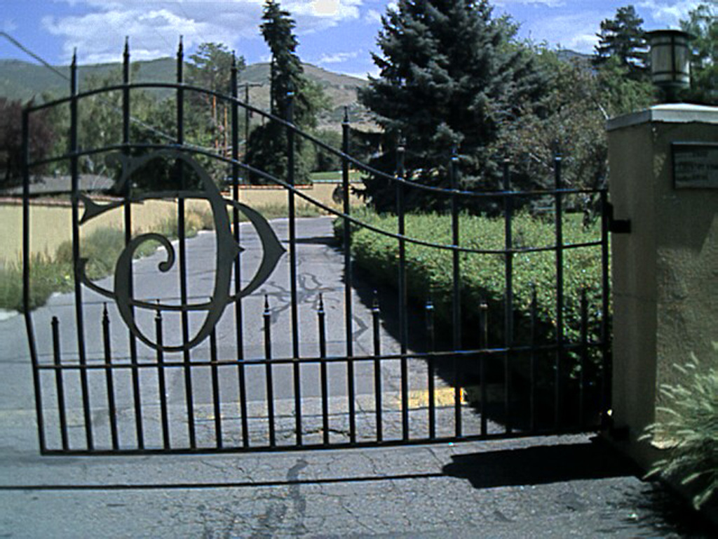 iron-anvil-gates-by-others-driveway-arch-with-lettering