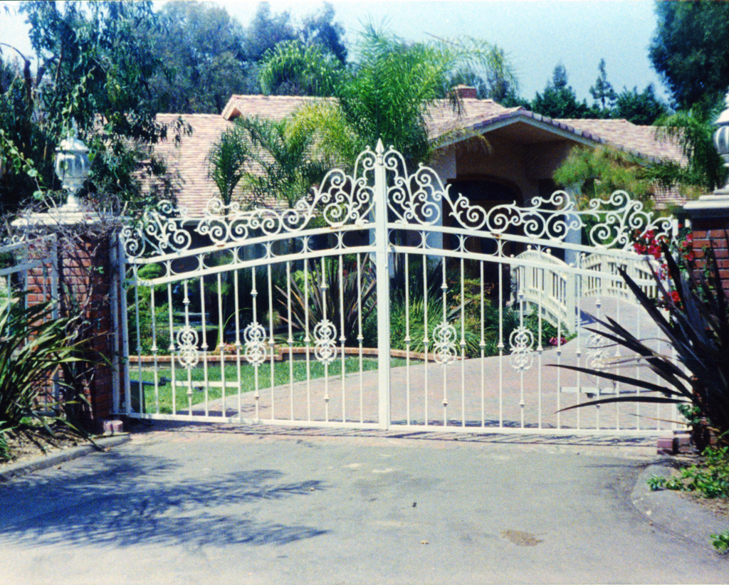 iron-anvil-gates-by-others-driveway-arch