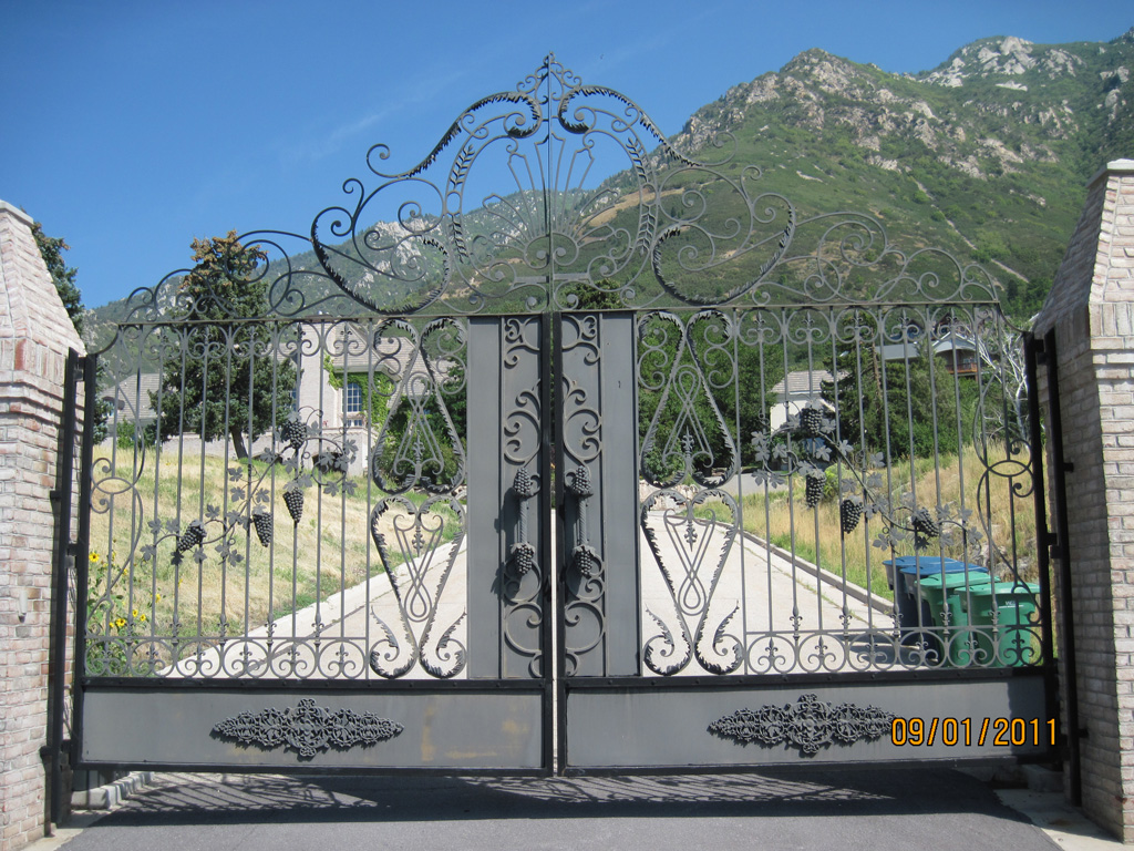 iron-anvil-gates-by-others-driveway-scroll-above-pepperwood