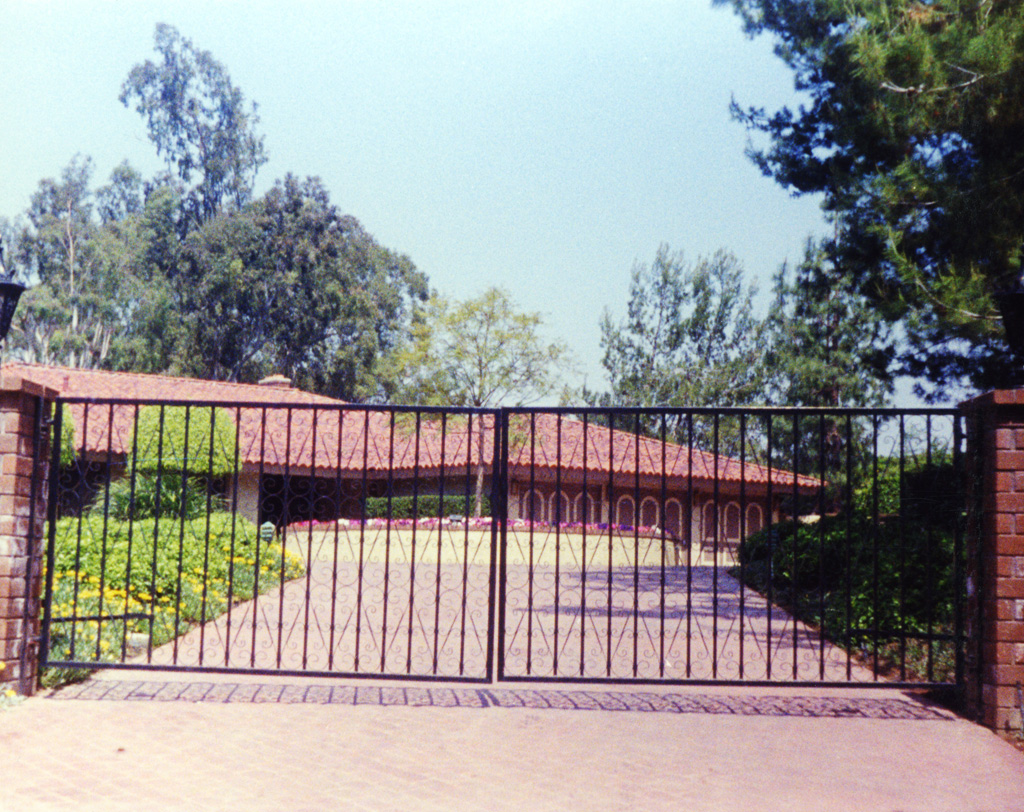 iron-anvil-gates-by-others-driveway-scrolls-a