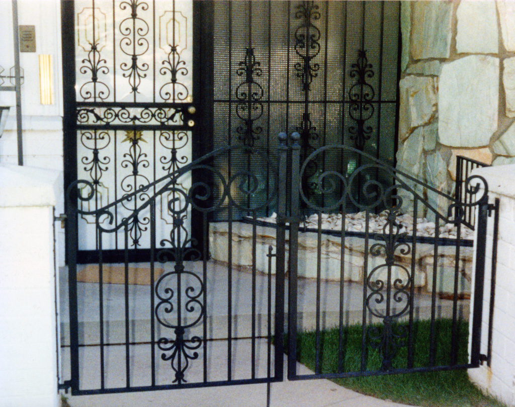 iron-anvil-gates-by-others-man-double-scroll