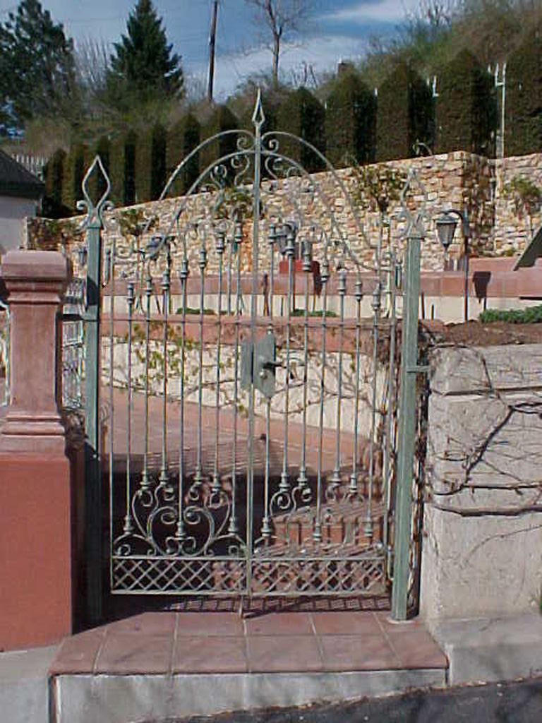 iron-anvil-gates-by-others-man-scroll-built-by-ferris-keller-3