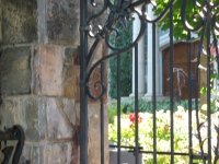 iron-anvil-gates-by-others-driveway-arch-by-safi-1