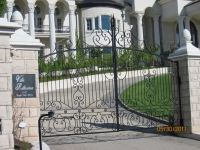 iron-anvil-gates-by-others-driveway-arch-large-home-above-pepperwood