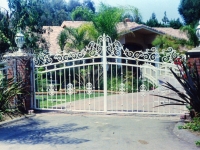 iron-anvil-gates-by-others-driveway-arch