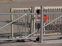 iron-anvil-gates-by-others-driveway-flat-chain-link-01