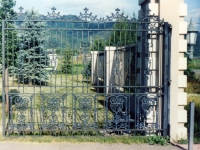 iron-anvil-gates-by-others-driveway-flat-park-city-2