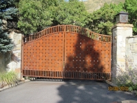 iron-anvil-gates-by-others-driveway-french-rusty-solid-weave