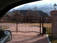 iron-anvil-gates-by-others-driveway-french-with-spears-ball-top