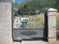 iron-anvil-gates-by-others-man-above-pepperwood-1