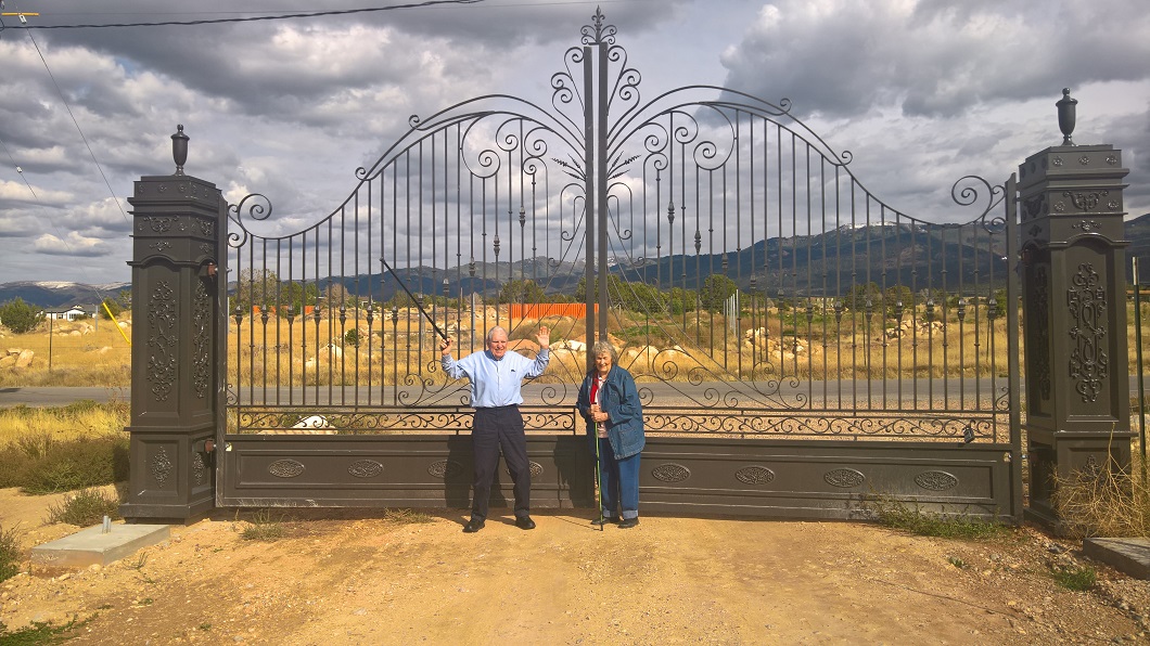 iron-anvil-gates-driveway-arch-OSCAR WEBER AND JAMAR WILSON AT SPRING CITY MILKY HOLLOW GATES for web