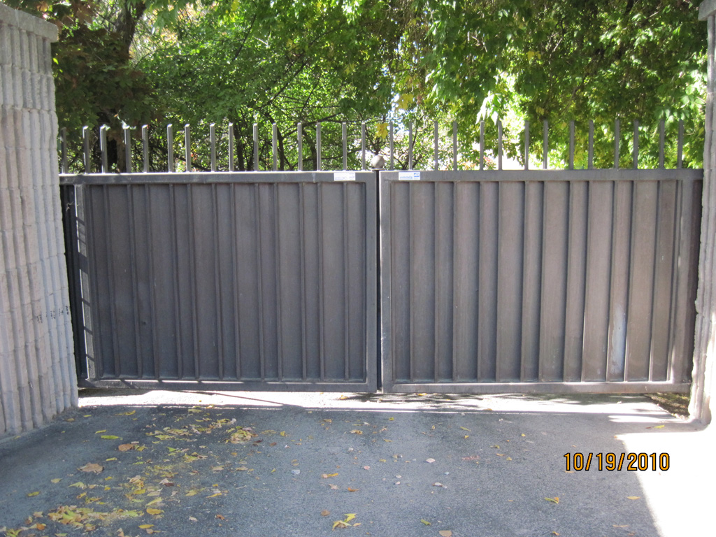 iron-anvil-gates-driveway-flat-top-panel-highland-dr-1