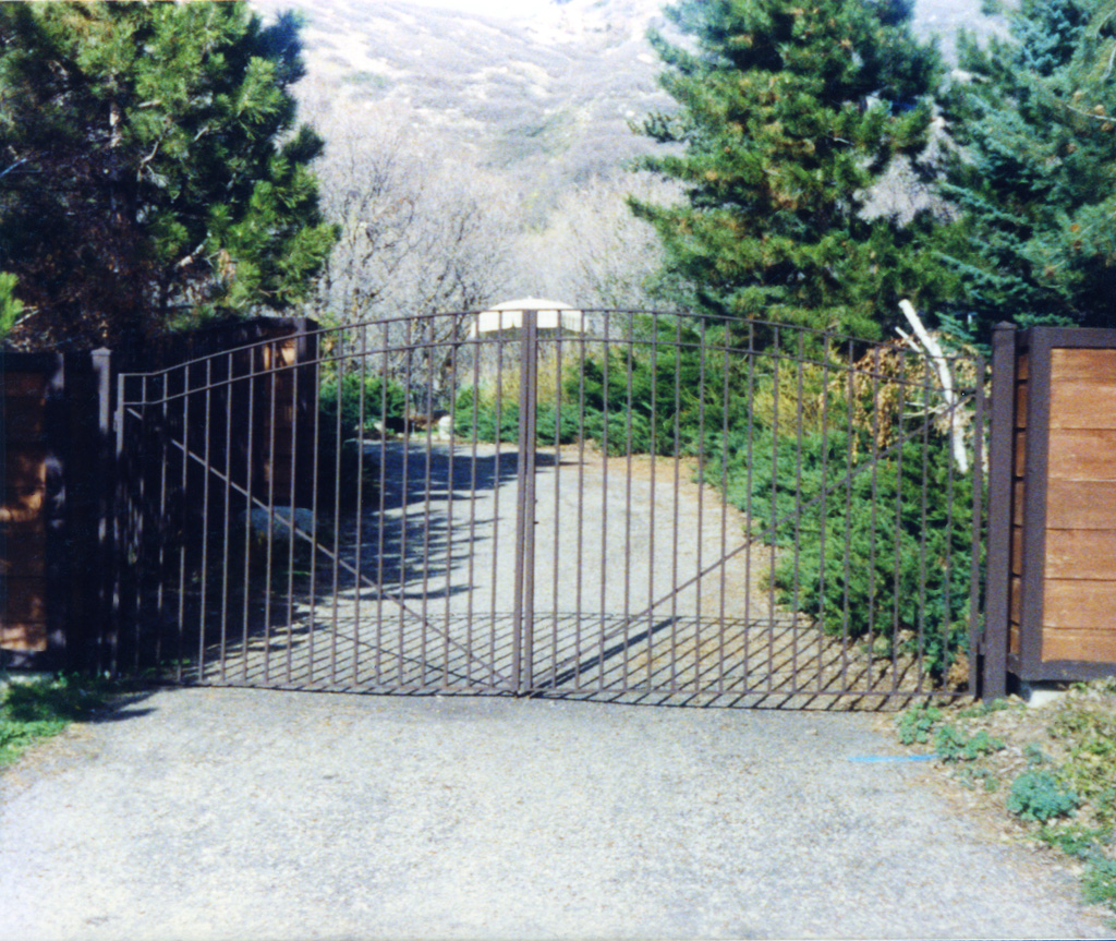 iron-anvil-gates-driveway-french-curve-3