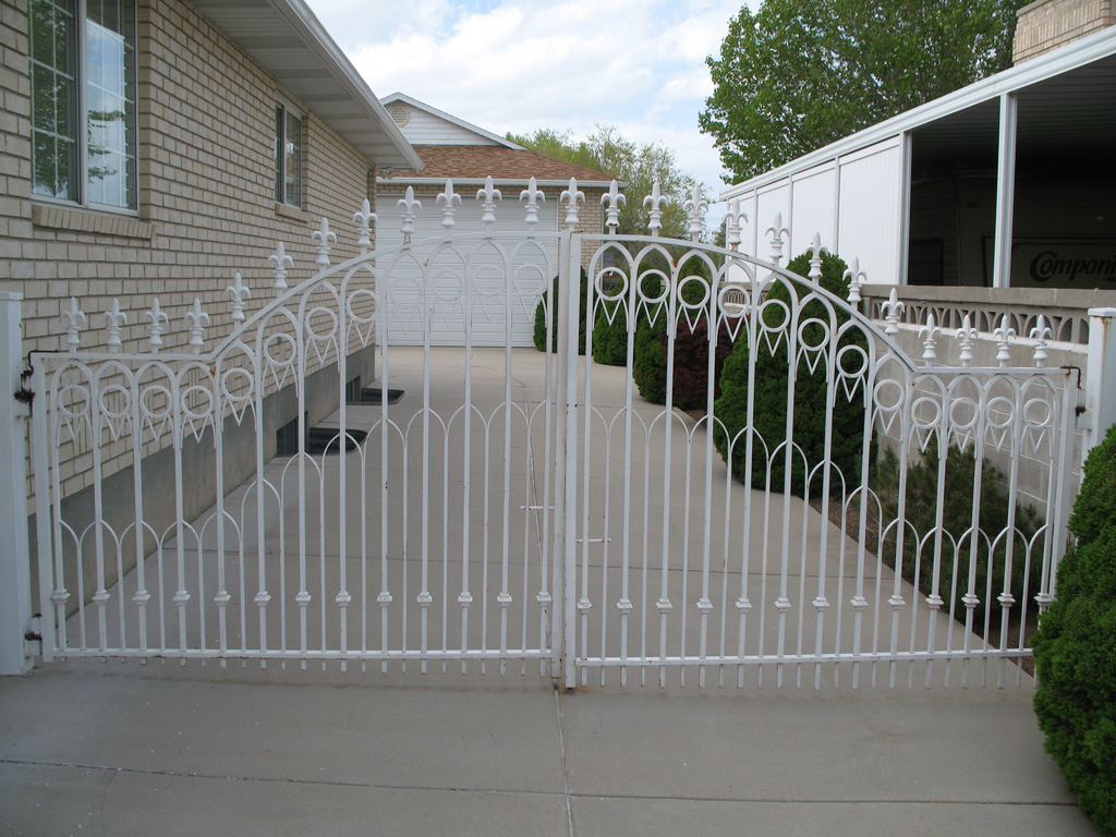 iron-anvil-gates-driveway-french-curve-balford-dennis-job-591-in-1992