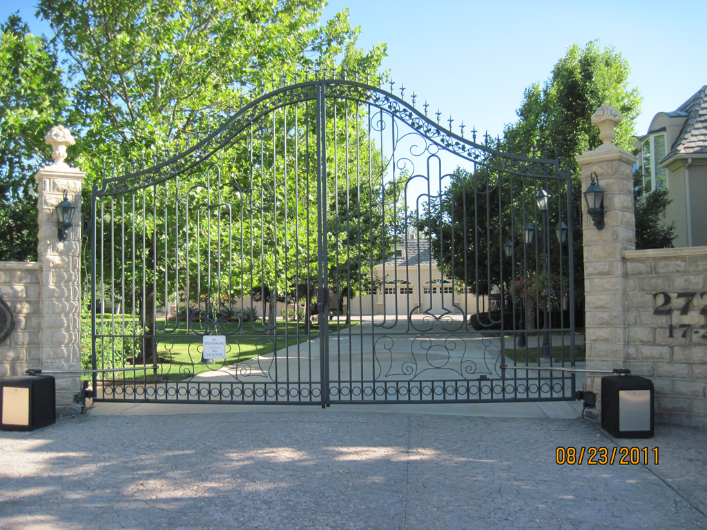 iron-anvil-gates-driveway-french-curve-chateau-on-green-richardson-construction-a