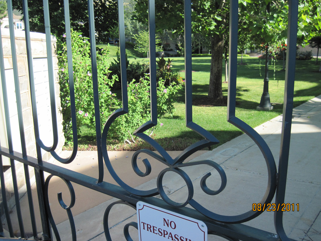 iron-anvil-gates-driveway-french-curve-chateau-on-green-richardson-construction-c