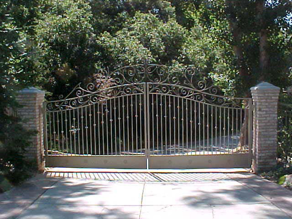 iron-anvil-gates-driveway-french-curve-clintworth-1-1