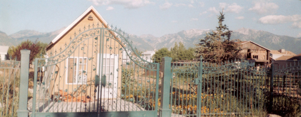 iron-anvil-gates-driveway-french-curve-milkyhollow-and-fence-20-1996