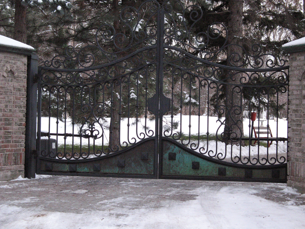 iron-anvil-gates-driveway-french-curve-safi-off-62oo-2
