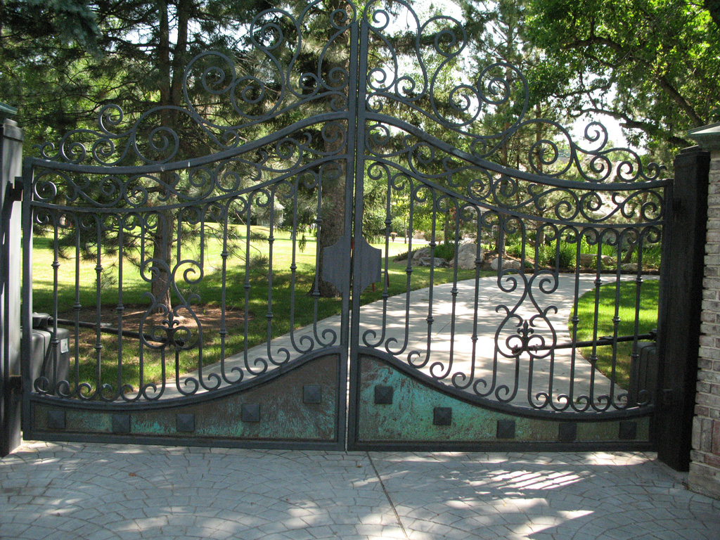 iron-anvil-gates-driveway-french-curve-safi-off-62oo-3
