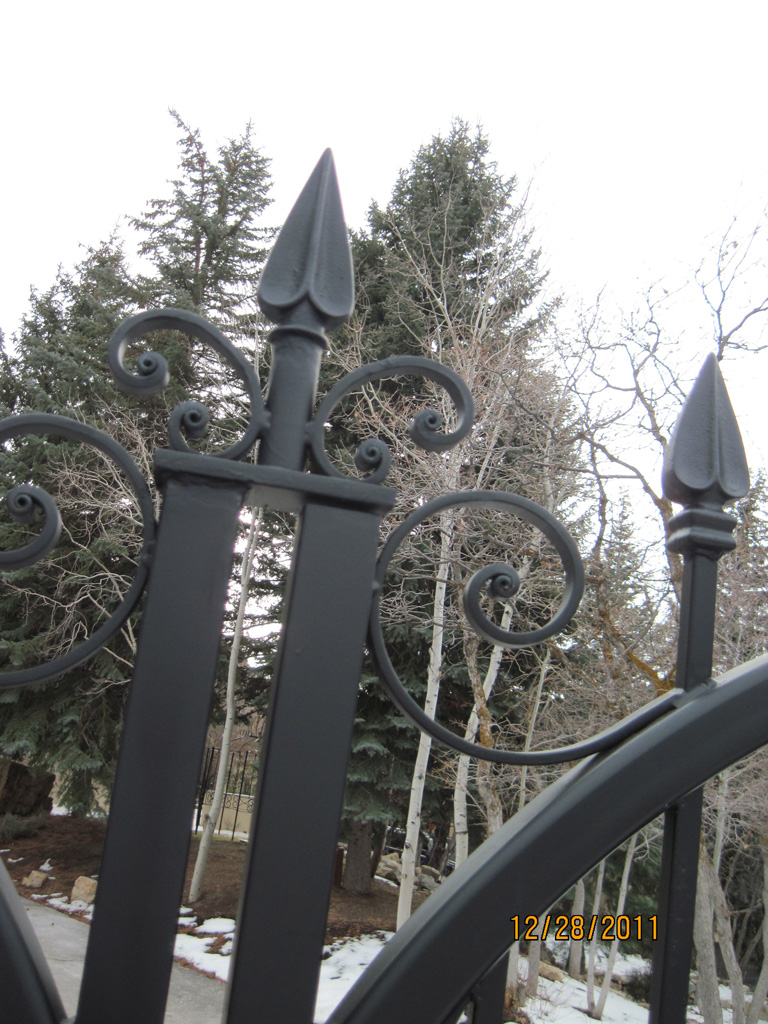 iron-anvil-gates-driveway-french-curve-second-nature-15332-spear-1
