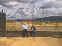 iron-anvil-gates-driveway-arch-OSCAR WEBER AND JAMAR WILSON AT SPRING CITY MILKY HOLLOW GATES for web