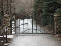 iron-anvil-gates-driveway-arch-at-roselands-1