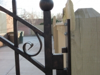 iron-anvil-gates-driveway-arch-boren-15810-02