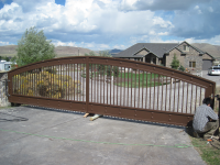 iron-anvil-gates-driveway-arch-russell-16380