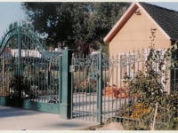 iron-anvil-gates-driveway-french-curve-verns-fence-2