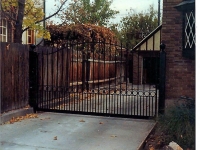 iron-anvil-gates-driveway-french-curve-with-dog-guard-and-circles-mid-way