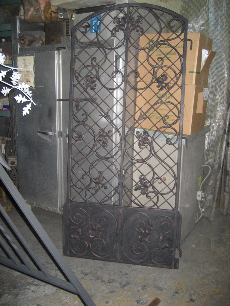 iron-anvil-gates-man-arch-scroll-with-grid-kick-panel