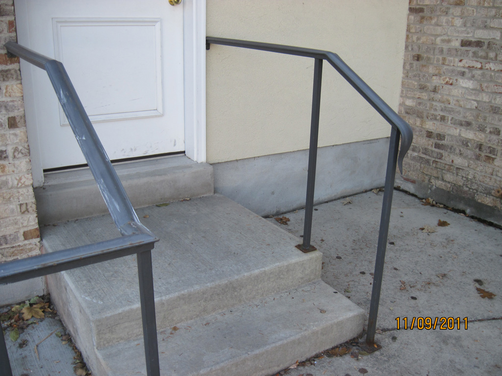 iron-anvil-handrails-post-mount-moulded-cap-holiday-1-1