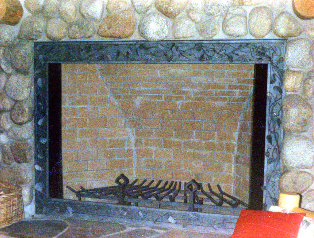 iron-anvil-other-items-fireplace-screen-border-alpine-066-3