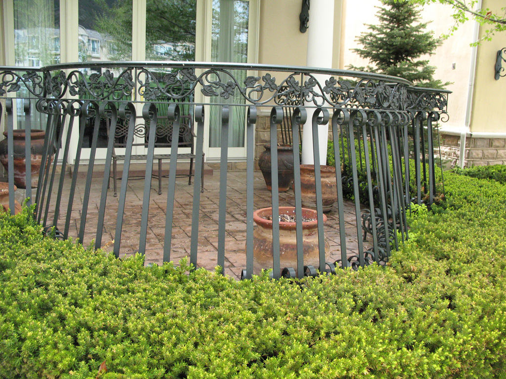 iron-anvil-railing-belly-rail-double-top-flat-bar-s-scroll-casting-chateau-on-the-green