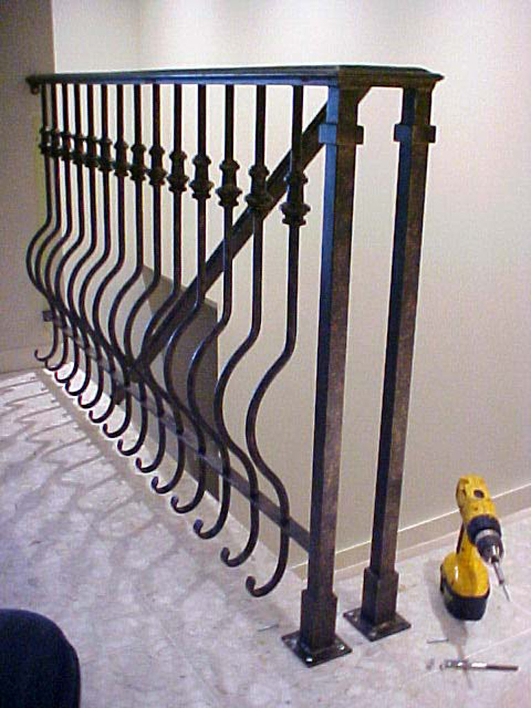 iron-anvil-railing-belly-rail-single-top-round-collars-doran-taylor-4