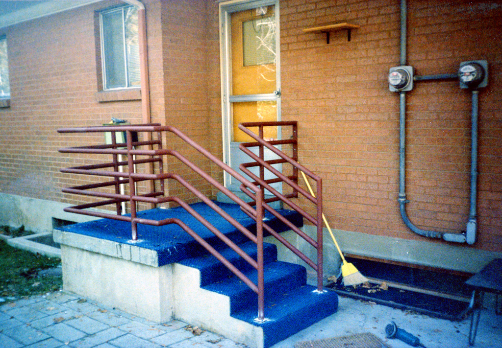 iron-anvil-railing-horizontal-pipe-rear-deck
