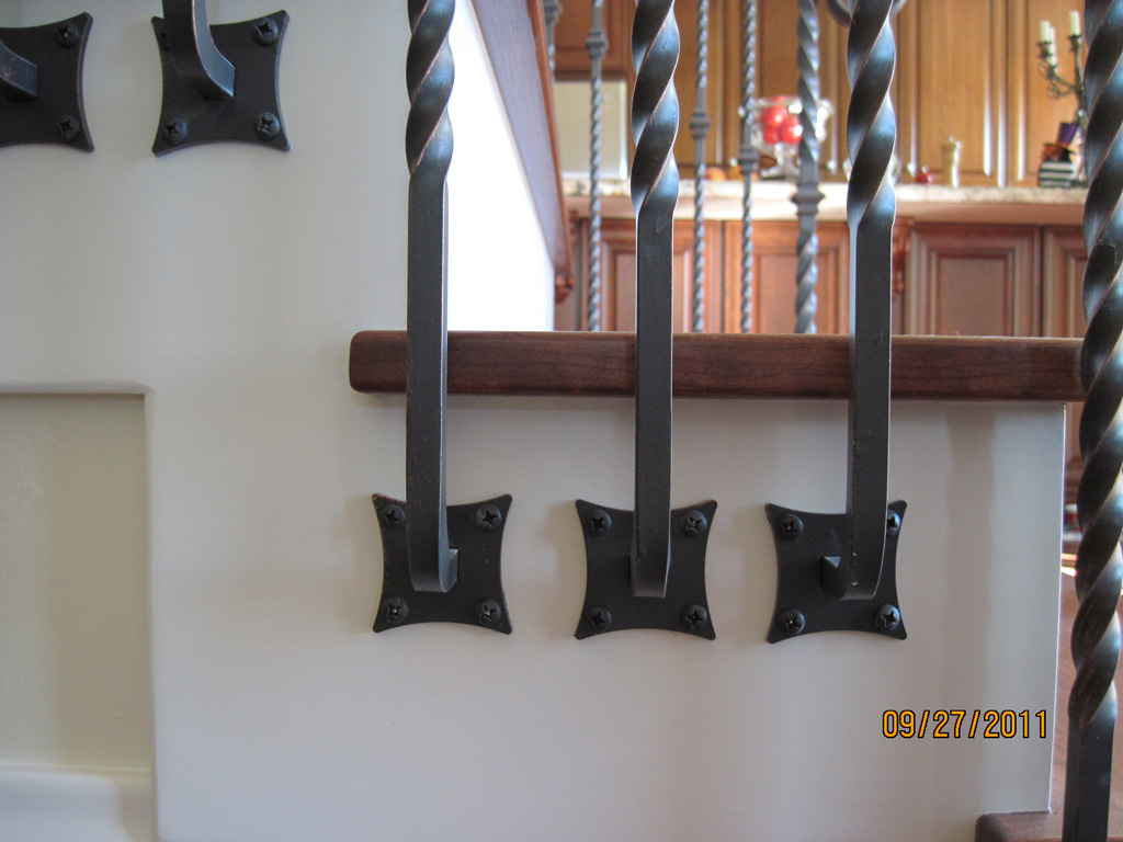iron-anvil-railing-single-top-collars-twist-tyler-home-mapleton-1