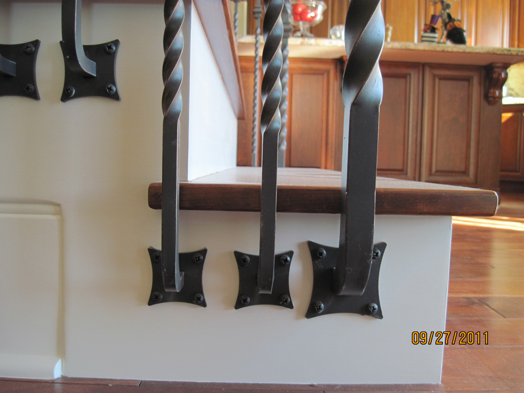 iron-anvil-railing-single-top-collars-twist-tyler-home-mapleton-2