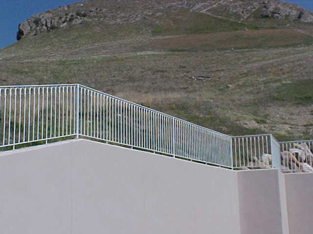 iron-anvil-railing-single-top-loop-retainer-wall-2