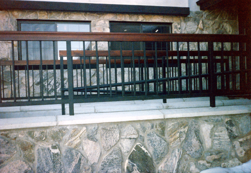 iron-anvil-railing-single-top-simple-radisson-hotel-141-3