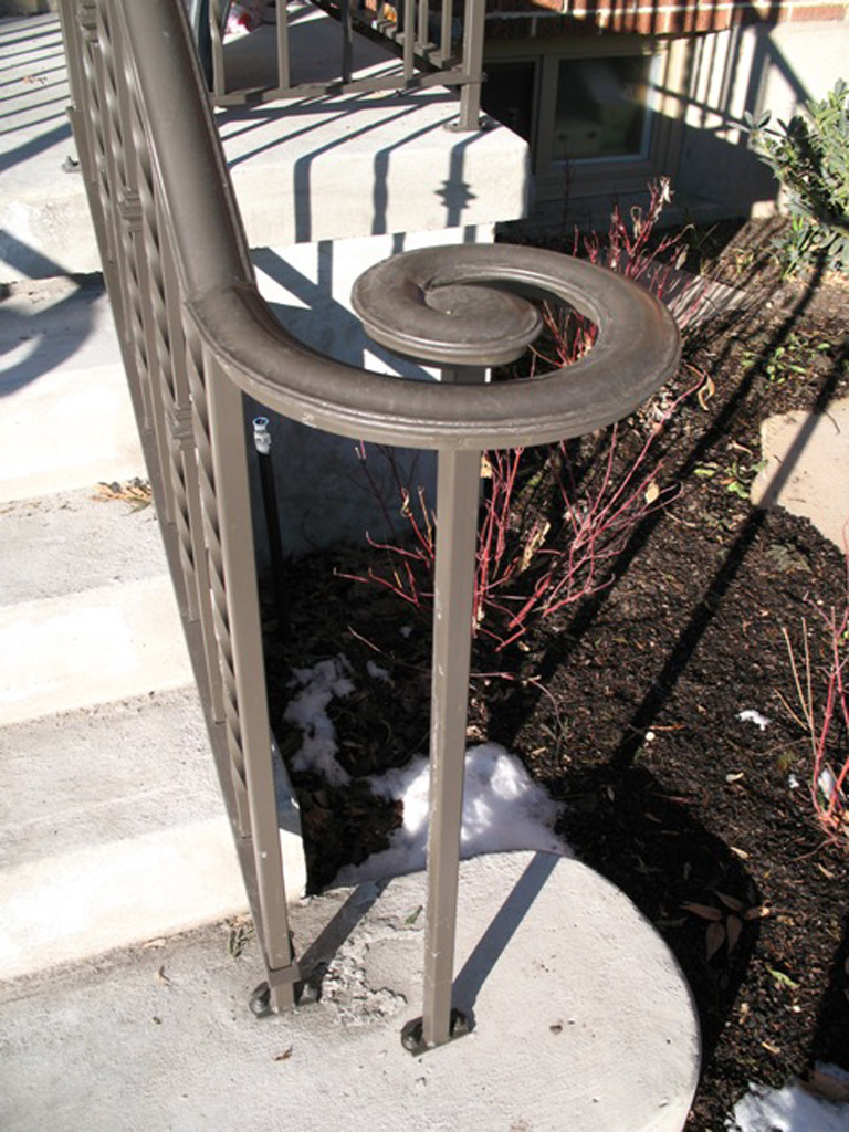 iron-anvil-railing-single-top-twist-10-xxxx-on-yale-by-peter-1-2